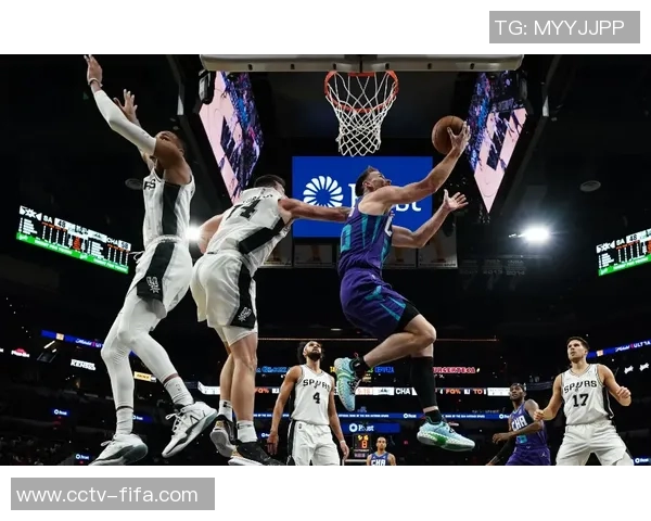 特纳高效发挥仅靠三分球贡献15分7篮板2助攻3抢断展现全面能力